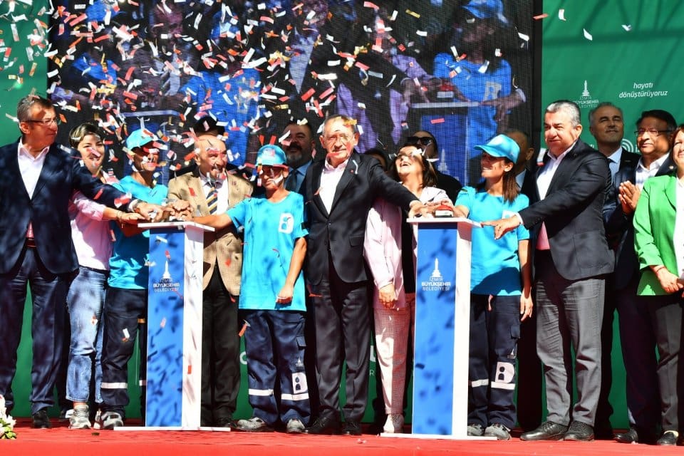 Ekonomik krize rağmen İzmir&rsquo;de yatırımlar aksamadı. İzmir B&uuml;y&uuml;kşehir Belediyesi, ulaşımı
