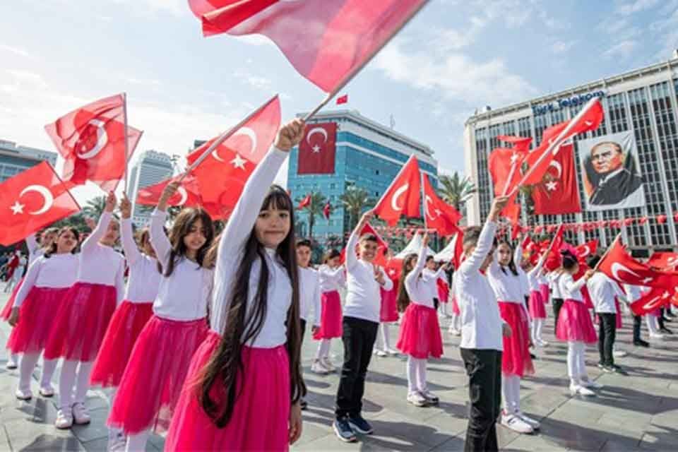 İzmir'de 23 Nisan Ulusal Egemenlik ve &Ccedil;ocuk Bayramı coşkuyla kutlandı.