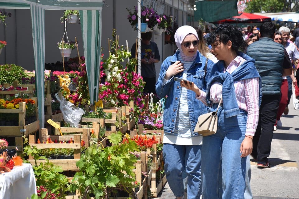 İzmir'de 23'&uuml;nc&uuml; kez d&uuml;zenlenen 'Bayındır &Ccedil;i&ccedil;ek Festivali' başladı. Rengarenk &ccedil;i&ccedil;eklerin