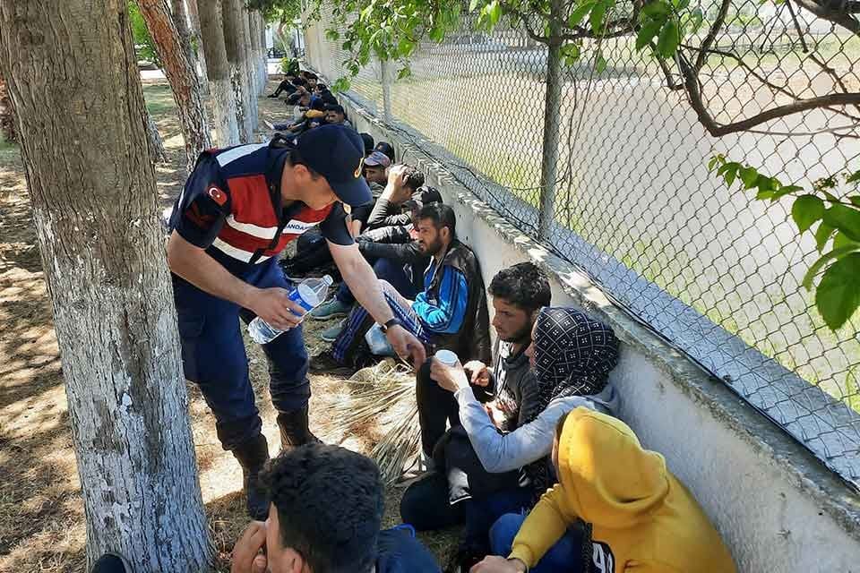 İZMİR'in Karaburun, Dikili, &Ccedil;eşme, Seferihisar ve Urla il&ccedil;elerinde d&uuml;zenlenen operasyonlarda