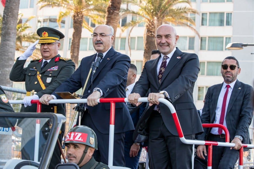 İzmir&rsquo;de 29 Ekim Cumhuriyet Bayramı kutlamaları sabah saatlerinde İzmir Valiliği&rsquo;ndeki