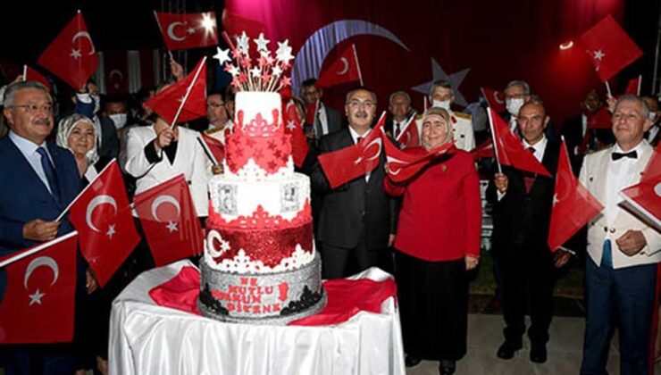 İzmir'de 30 Ağustos Zafer Bayramı coşkusu resepsiyonla kutlandı