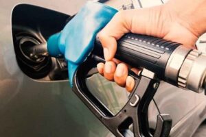 D&uuml;n gece zamlanan motorine bu gece bir zam daha geliyor.