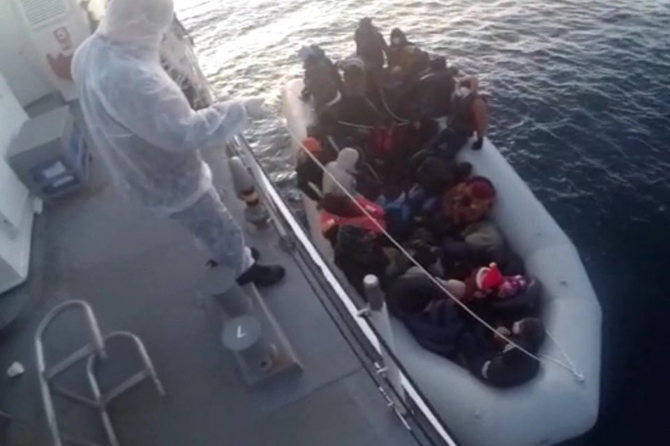 İzmir'in Dikili ilçesinde, Yunanistan unsurlarınca Türk kara sularına geri itilen