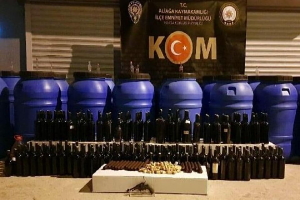 İzmir'in Bergama il&ccedil;esinde, polis ekiplerince d&uuml;zenlenen operasyonda, toplam 4 ton