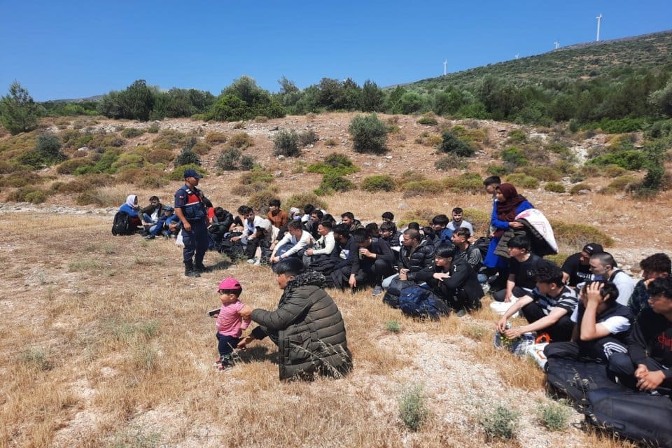 izmir'de, jandarma tarafından 1-11 Ekim'de d&uuml;zenlenen operasyonlarda 475 g&ouml;&ccedil;men yakalanırken,