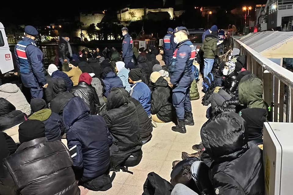 İZMİR'in &Ccedil;eşme ve Urla il&ccedil;elerinde yasa dışı yollarla yurt dışına