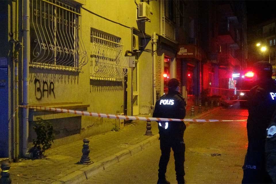 İzmir'in Bornova il&ccedil;esinde, 5 katlı bir binanın 4'&uuml;nc&uuml; katındaki bir