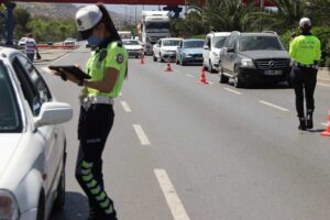İzmir'de, trafik ekipleri 6-12 Aralık tarihleri arasında yaptıkları denetimlerde, kuralları