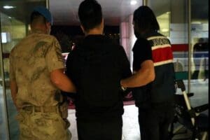 İzmir'in 5 il&ccedil;esinde, jandarmanın d&uuml;zenlediği baskınlarda 6 ter&ouml;r &ouml;rg&uuml;t&uuml; ş&uuml;phelisi