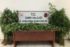 İZMİR'in 7 farklı il&ccedil;esindeki operasyonlarda, uyuşturucu maddeyle yakalanan 63 ş&uuml;pheliden