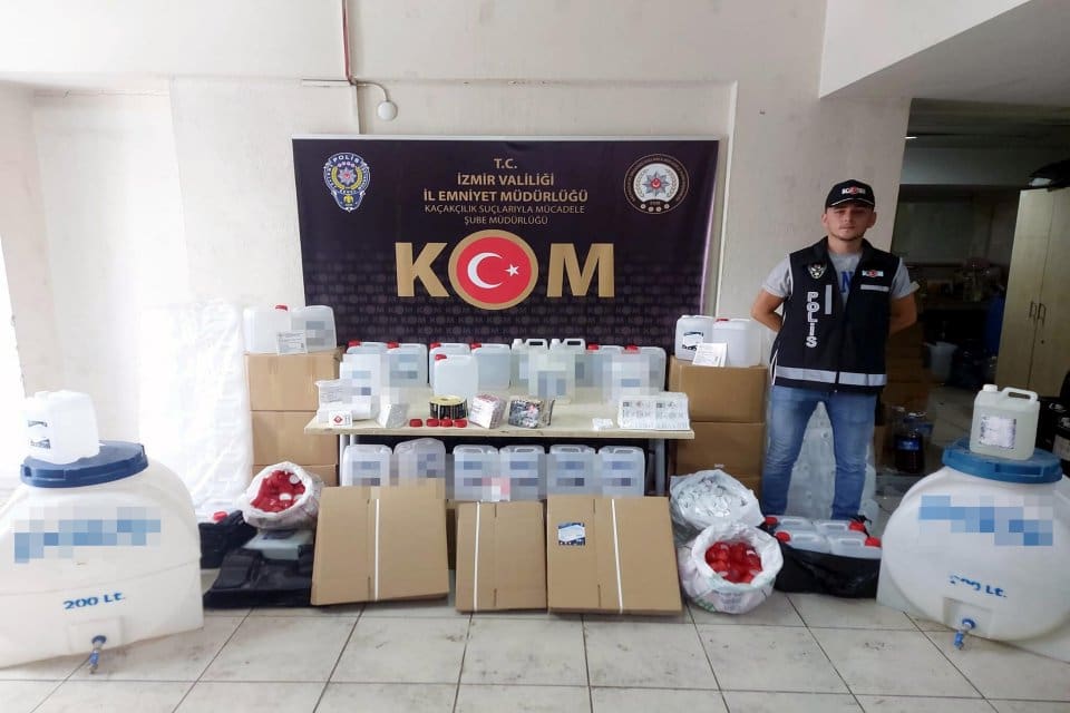 İzmir merkezli 4 ilde polisin d&uuml;zenlediği operasyonda 30 ton sahte