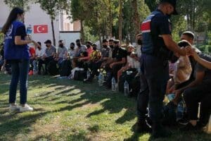 İzmir'de jandarmanın d&uuml;zenlediği baskınlarda 278 ka&ccedil;ak g&ouml;&ccedil;men yakalandı, yasa dışı