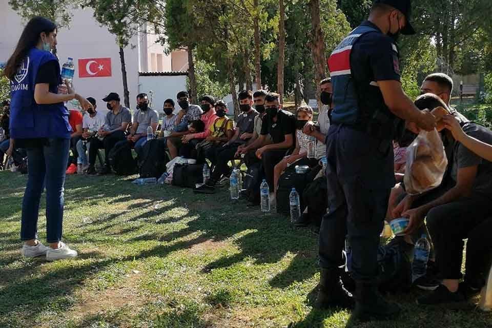 İzmir'de jandarmanın d&uuml;zenlediği baskınlarda 278 ka&ccedil;ak g&ouml;&ccedil;men yakalandı, yasa dışı