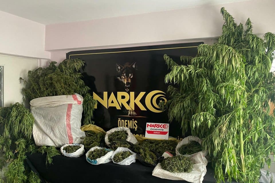 İZMİR'in Kiraz il&ccedil;esinde, polisin d&uuml;zenlediği baskında 9 kilo 644 gram