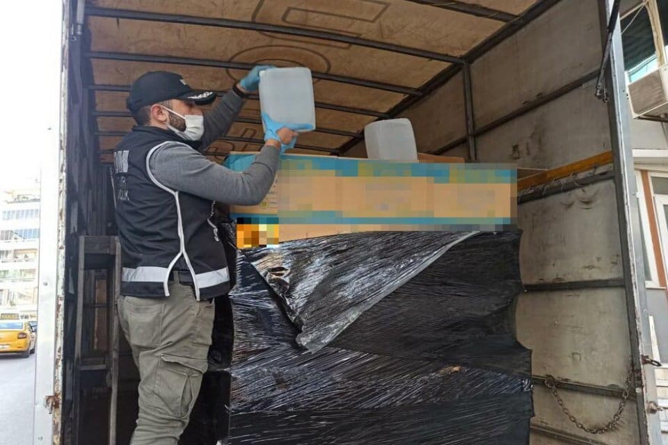 İzmir'de polisin d&uuml;zenlediği operasyonda, 9 bin 120 litre sahte etil