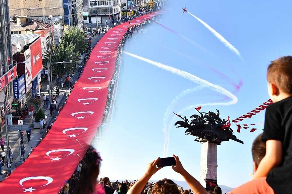 İzmir'in kurtuluşunun 99. yıld&ouml;n&uuml;m&uuml; bu yıl da coşkulu kutlamalara sahne