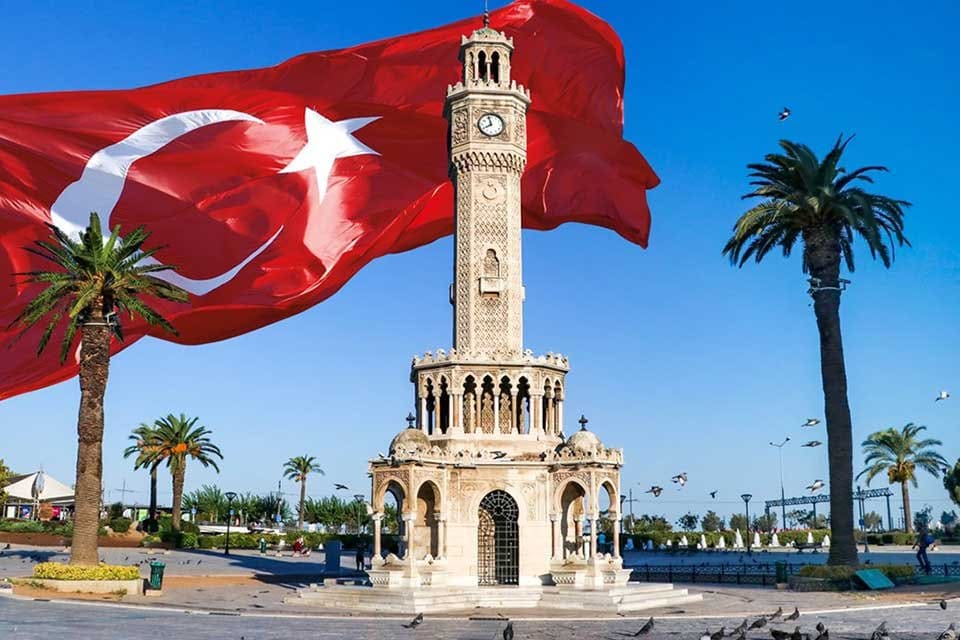 İzmir'in kurtuluşunun 99. yıld&ouml;n&uuml;m&uuml; İzmir'de coşkulu bir şekilde kutlanacak. İzmir