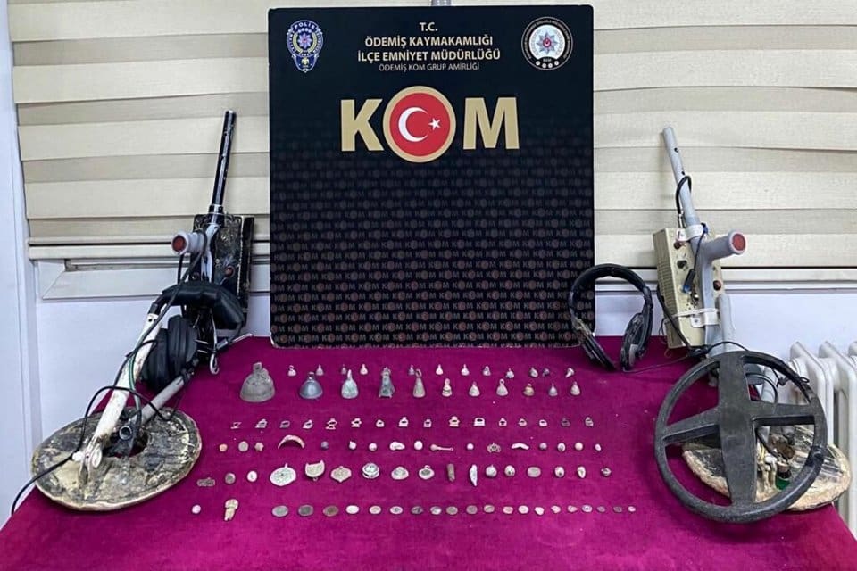 İzmir'de, polis ekiplerince&nbsp;d&uuml;zenlenen&nbsp;operasyonda Roma, Bizans ve Osmanlı d&ouml;nemlerine ait olduğu