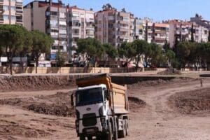İzmir&rsquo;in Bergama il&ccedil;esinde inşaat alanında kaldırımda bulunan&nbsp;85 yaşındaki Salim &Ccedil;okal,