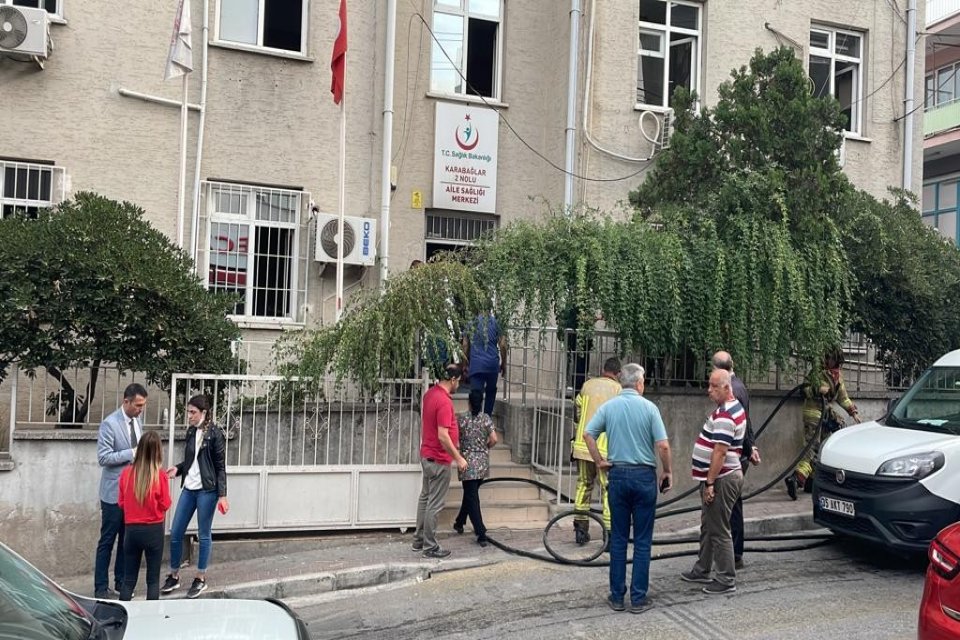 İZMİR'in Karabağlar ilçesindeki aile sağlığı merkezinde çıkan yangında, üst katlarda