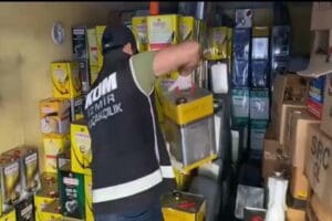 İzmir'in &Ccedil;iğli ve Bornova il&ccedil;elerinde polisin d&uuml;zenlediği operasyonlarda 38 ton