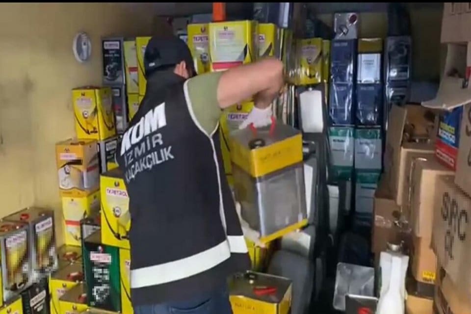 İzmir'in &Ccedil;iğli ve Bornova il&ccedil;elerinde polisin d&uuml;zenlediği operasyonlarda 38 ton