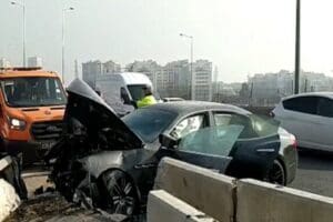 İzmir'in Karşıyaka il&ccedil;esinde, otomobille bariyere &ccedil;arpan ve alkoll&uuml; olduğu belirlenen&nbsp;B.E.