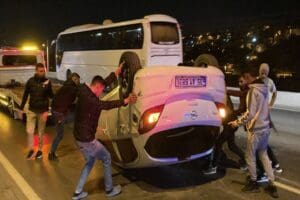 İzmir'in Konak il&ccedil;esinde, s&uuml;r&uuml;c&uuml;s&uuml;n&uuml;n kontrol&uuml;nden &ccedil;ıkan otomobil kaldırıma &ccedil;arpıp takla