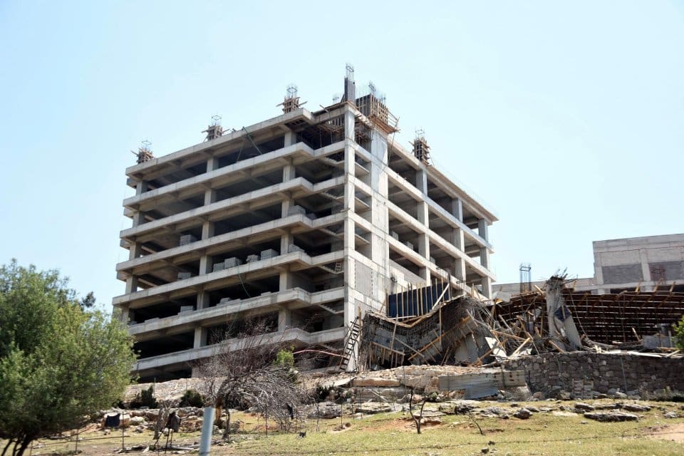 İzmir'in Buca il&ccedil;esinde, apartman inşaatında kolonların patlamasıyla meydana gelen &ccedil;&ouml;kme