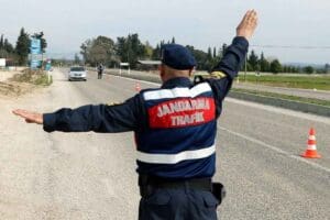 İZMİR&rsquo;de jandarma ekiplerince 'Huzur Asayiş Uygulaması&rsquo; yapıldı. Uygulamada, 1175 ara&ccedil;