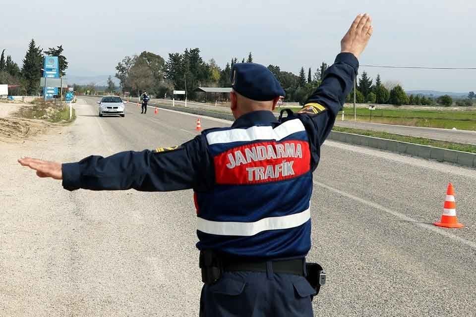 İZMİR&rsquo;de jandarma ekiplerince 'Huzur Asayiş Uygulaması&rsquo; yapıldı. Uygulamada, 1175 ara&ccedil;