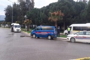İzmir'de jandarma ekipleri, &ccedil;eşitli su&ccedil;lardan aranan 25 kişiyi yakaladı. İzmir'de