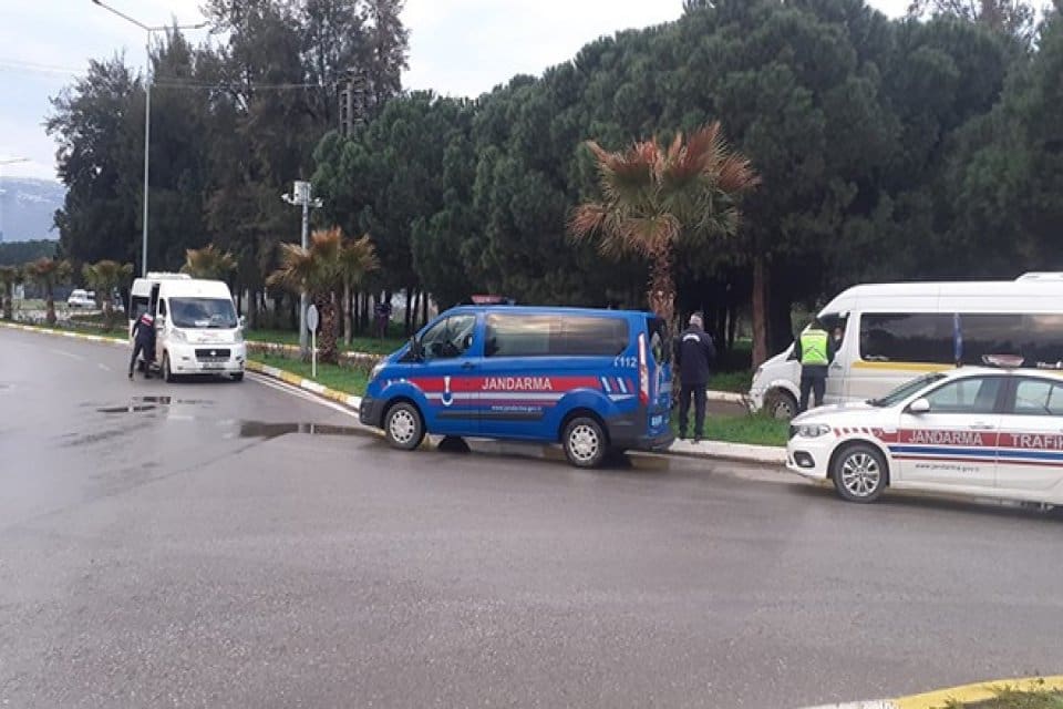 İzmir'de jandarma ekipleri, &ccedil;eşitli su&ccedil;lardan aranan 25 kişiyi yakaladı. İzmir'de