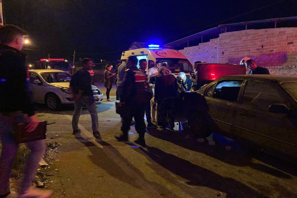 İzmir'in Tire il&ccedil;esinde iki otomobilin &ccedil;arpıştığı kazada 5 kişi yaralandı.
