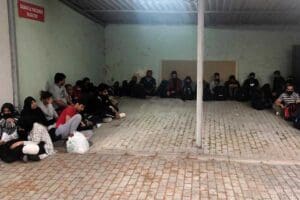 İzmir'in&nbsp;Kınık il&ccedil;esinde, jandarmanın d&uuml;zenlediği operasyonda, yasa dışı yollarla yurt dışına