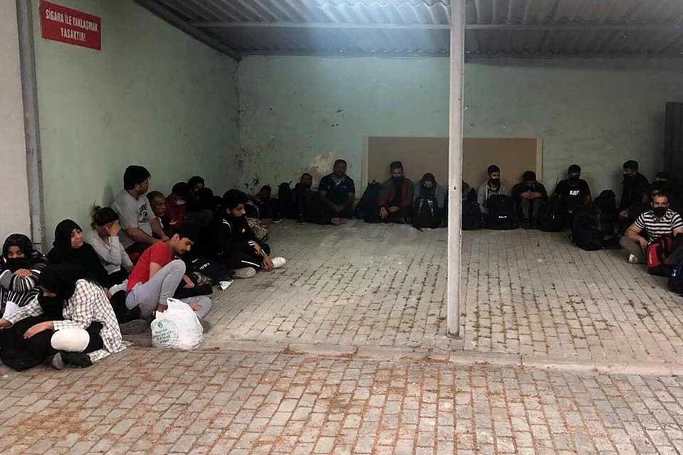 İzmir'in&nbsp;Kınık il&ccedil;esinde, jandarmanın d&uuml;zenlediği operasyonda, yasa dışı yollarla yurt dışına