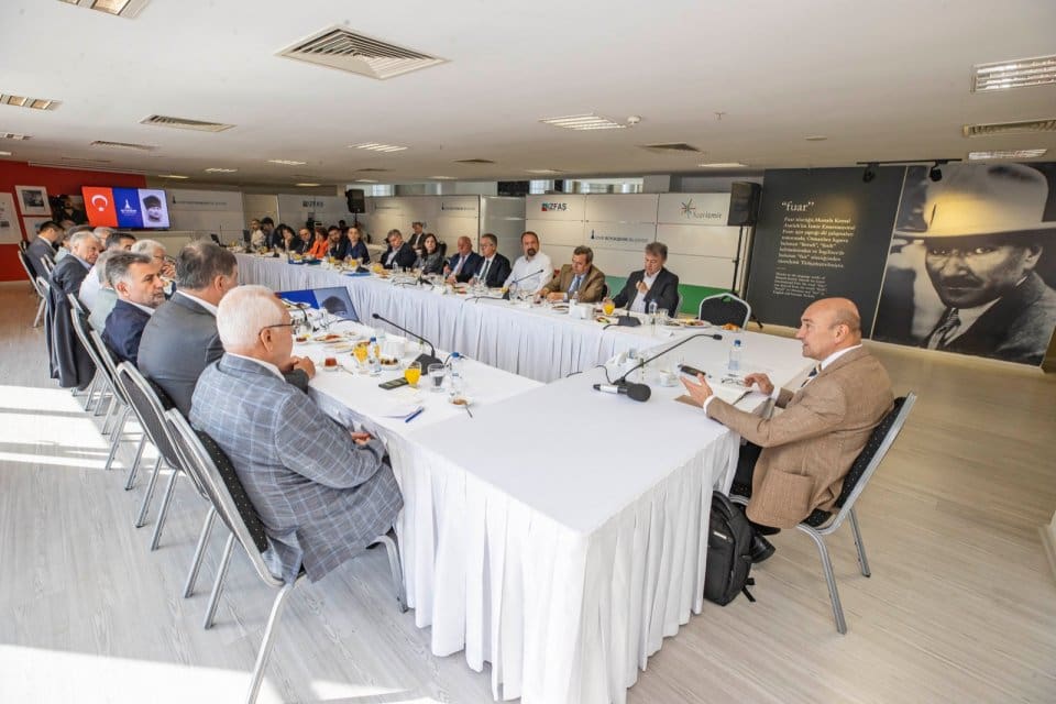 İzmir B&uuml;y&uuml;kşehir Belediye Başkanı Tun&ccedil; Soyer il&ccedil;e belediye başkanlarıyla &ldquo;Ortak