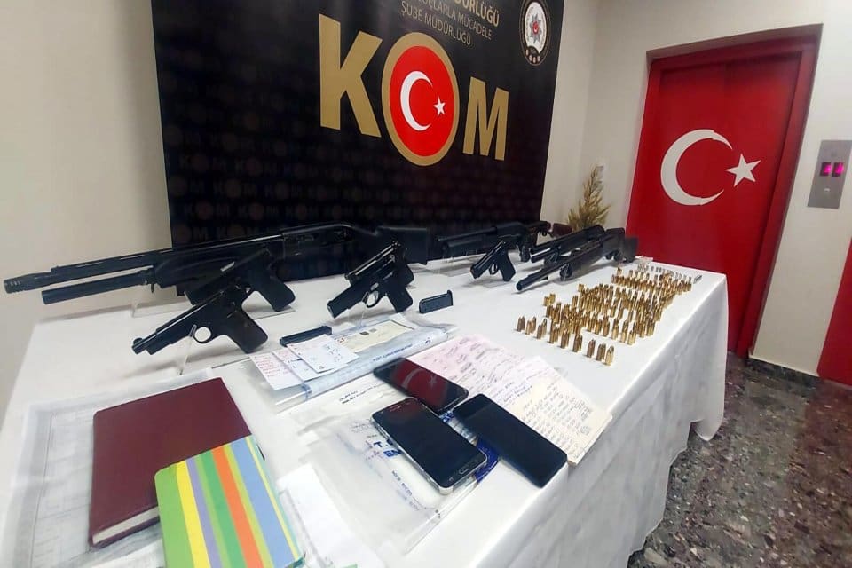 İzmir'de, Emniyet Genel M&uuml;d&uuml;rl&uuml;ğ&uuml;&nbsp;koordinasyonunda 20 ildeki 'M&uuml;silaj-2 Operasyonu' kapsamında, 9