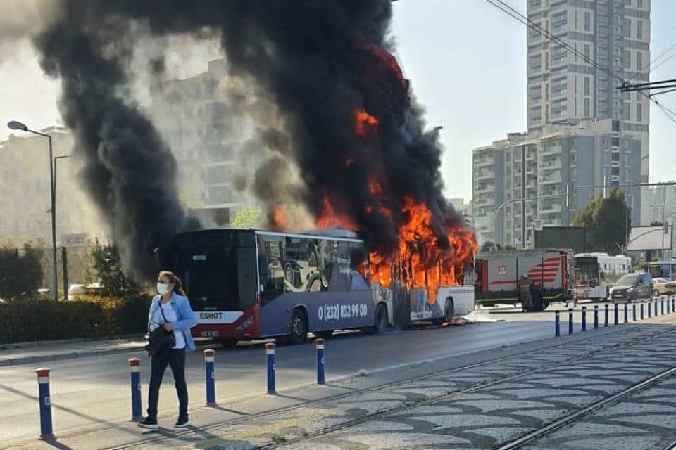 İzmir'de belediye otob&uuml;s&uuml;, alev alev yandı&nbsp; İzmir'in Karşıyaka il&ccedil;esinde, 15