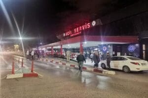 İzmir&rsquo;in Bornova il&ccedil;esinde, husumetli olduğu &ouml;ğrenilen gen&ccedil;ler arasında &ccedil;ıkan kavgada