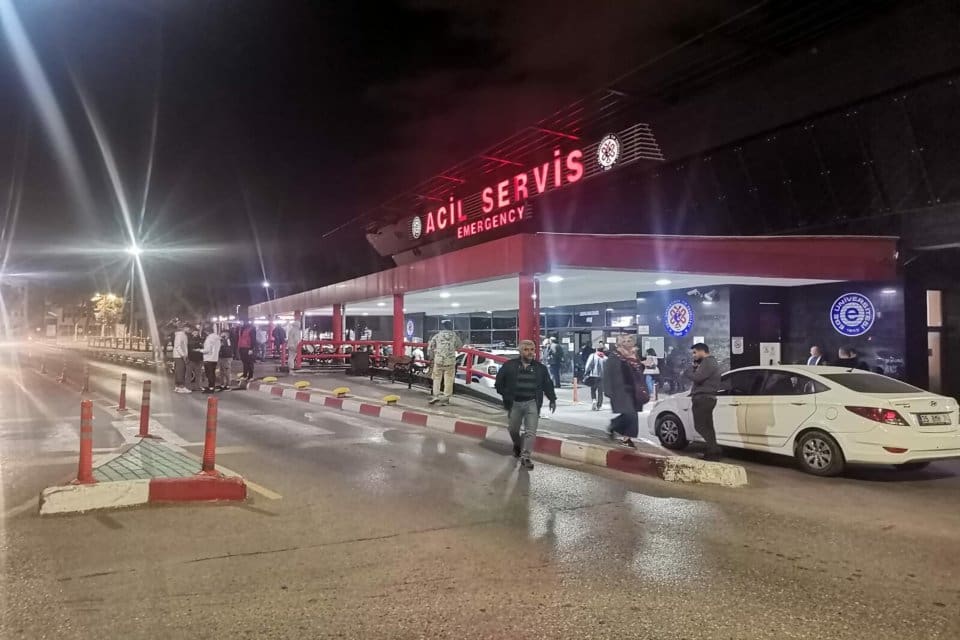 İzmir&rsquo;in Bornova il&ccedil;esinde, husumetli olduğu &ouml;ğrenilen gen&ccedil;ler arasında &ccedil;ıkan kavgada