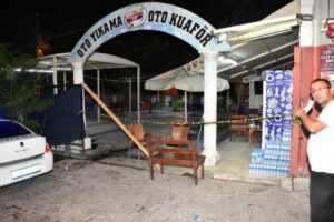 İzmir'in Konak il&ccedil;esinde, iki grup arasında &ccedil;ıkan bı&ccedil;aklı kavgada 1'i