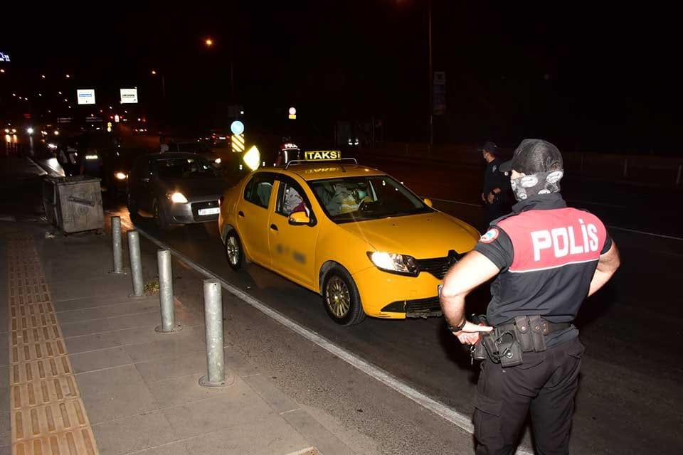 İzmir İl Emniyet M&uuml;d&uuml;rl&uuml;ğ&uuml; ekipleri, kamu d&uuml;zeninin ve genel asayişin