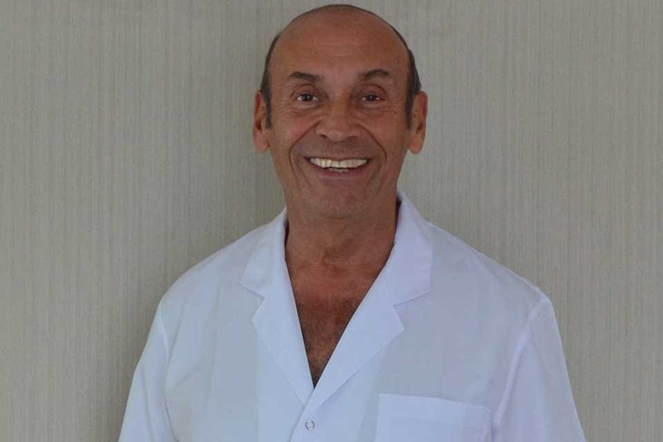 İzmir'de &ouml;zel bir hastanede g&ouml;rev yapan Dahiliye Uzmanı Dr. Harun