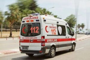 İzmir'in Bergama il&ccedil;eside bir kişi hastanenin &ouml;n&uuml;ndeki ambulansı &ccedil;aldı. İhbar