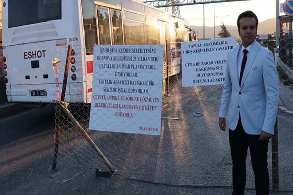 İzmir'in Bornova il&ccedil;esinde ayakkabıcılar ve nakliyeciler sitelerine bağlantı sağlayan yolun