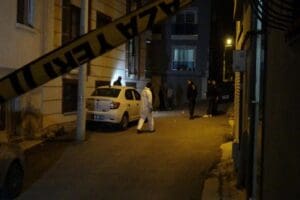 İzmir&rsquo;in Bayraklı il&ccedil;esinde&nbsp;Caner G., iddiaya g&ouml;re kıskan&ccedil;lık nedeniyle sokakta tartıştığı