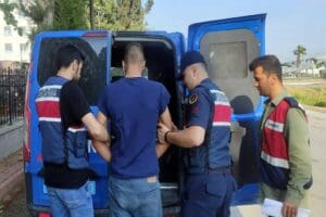 izmir'in Torbalı il&ccedil;esinde bir kişiyi silahla yaralayan A.E, jandarma ekiplerince