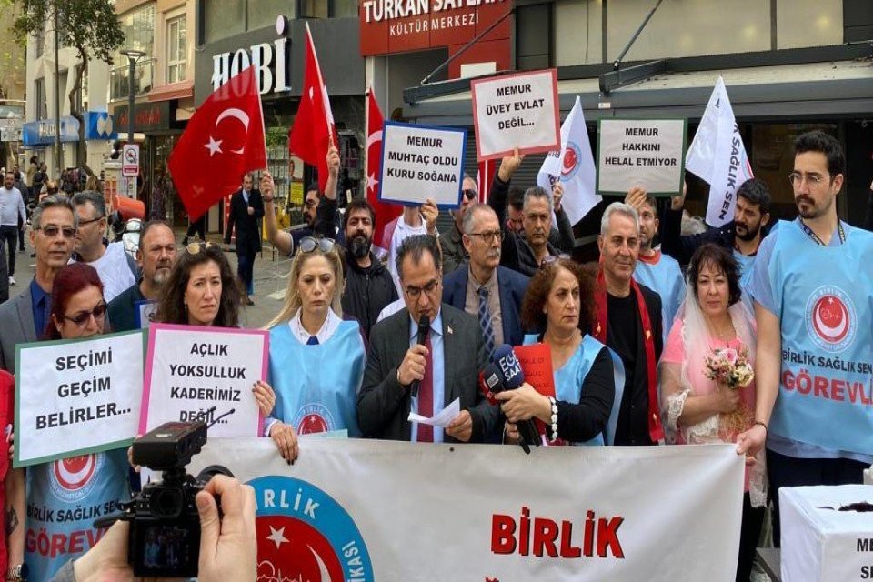 İzmir'de memur maaş zamlarını protesto eden Birlik Sağlık Sen üyeleri